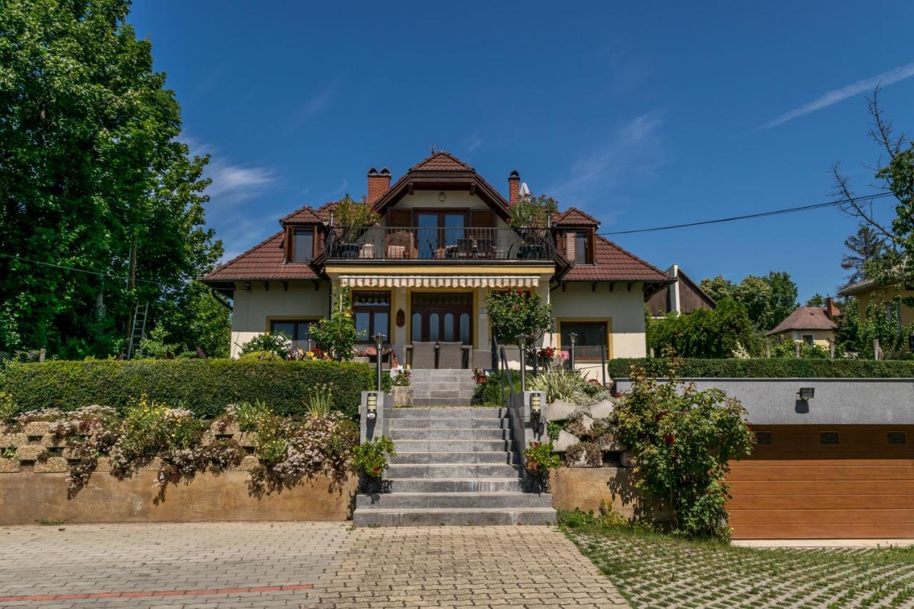 Mikes Vendeghaz Hotel Balatonfured Exterior photo