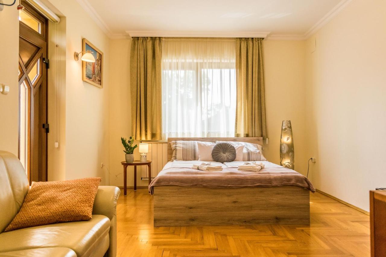 Mikes Vendeghaz Hotel Balatonfured Exterior photo