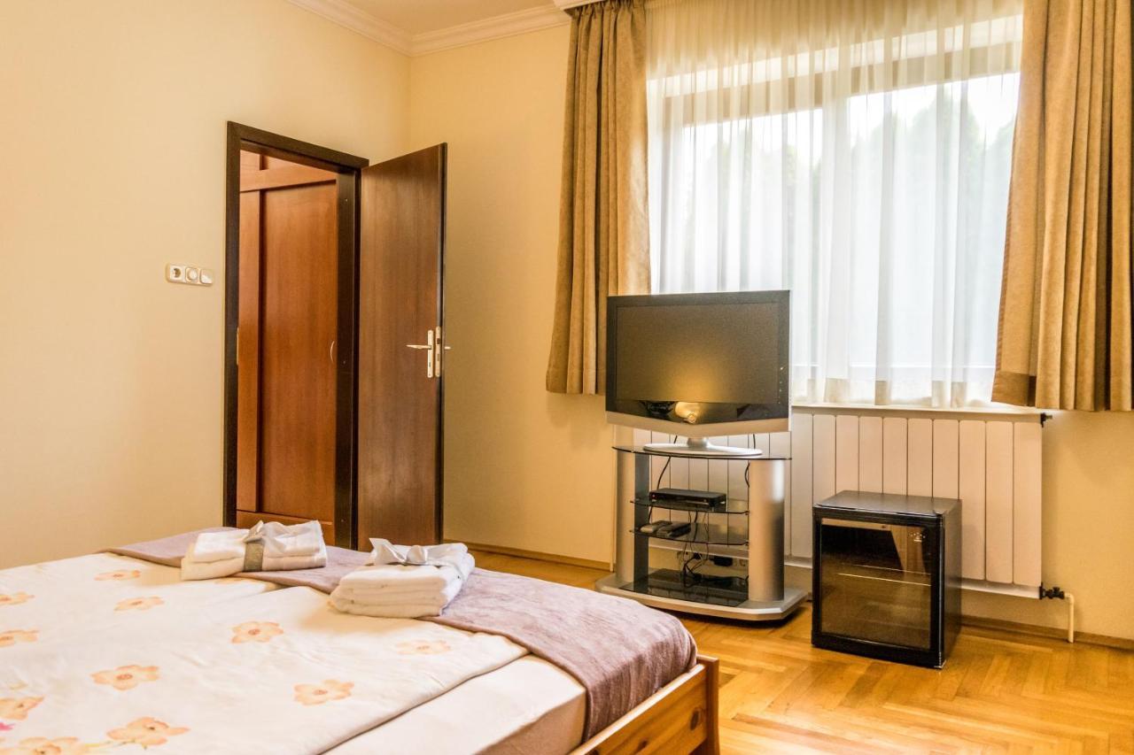 Mikes Vendeghaz Hotel Balatonfured Exterior photo